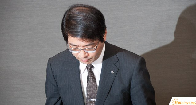 冒頭、謝罪の言葉を述べ、頭を下げる笹井副センター長