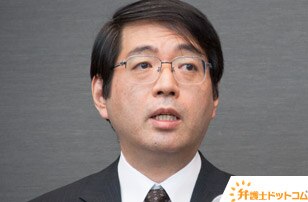 終始、緊張気味で硬い表情に見えた