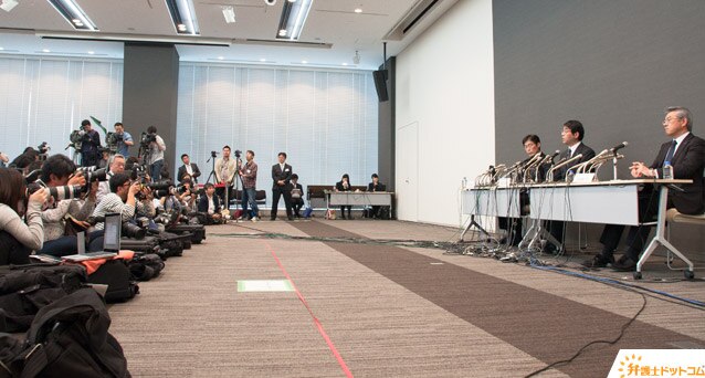 報道陣と向き合う笹井副センター長ら