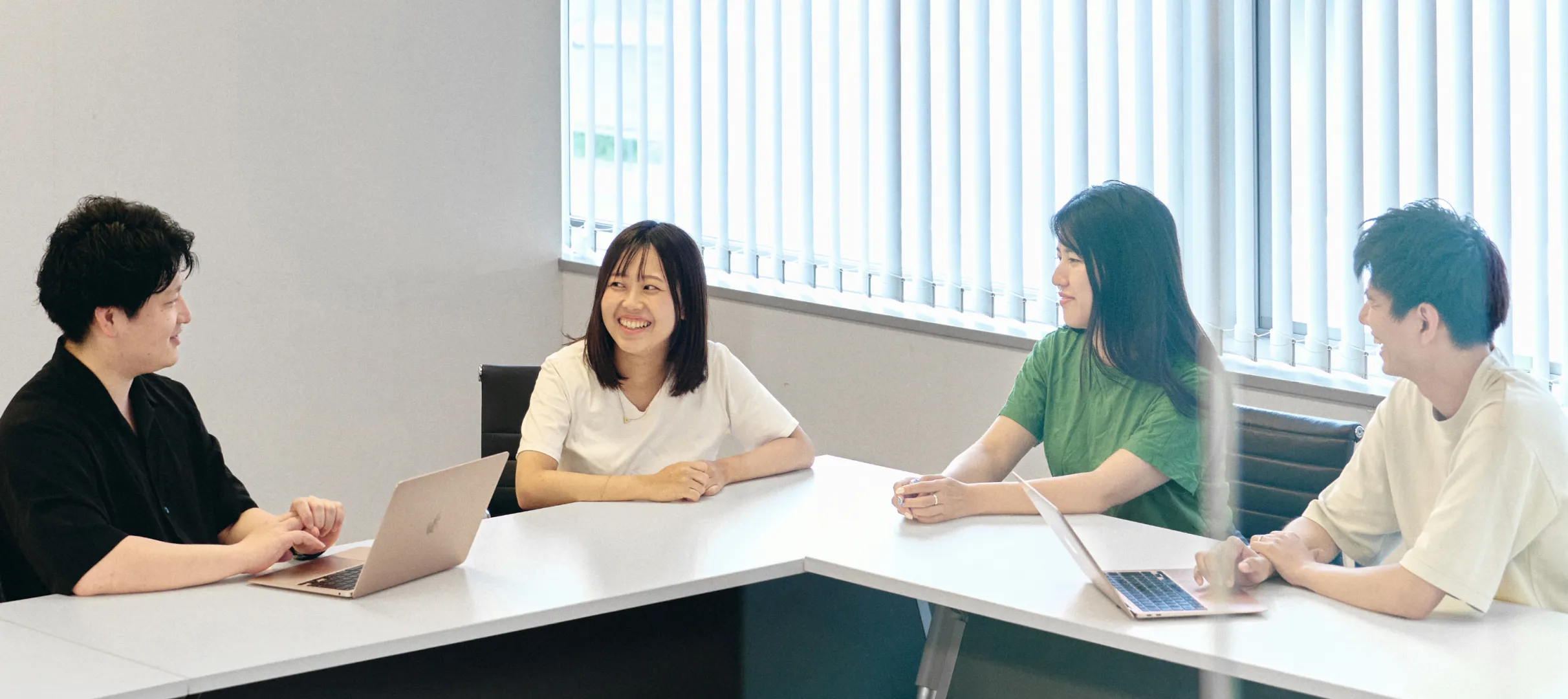 弁護士ドットコムで働く若手社員の写真