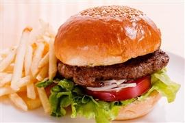 「ハンバーガー15個」後輩にむりやり食べさせた「警察官」 罪に問われないの?