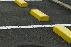 自分の「駐車スペース」に知らない車・・・「迷惑車両」を動かすにはどうすればいい?
