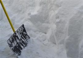 アパート住人が雪で滑って「大ケガ」 雪かきしなかった大家に治療費を請求できる？