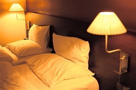 自宅を旅人に貸す「AirBnB」が人気――有料で部屋を貸すのは「旅館業法」違反?