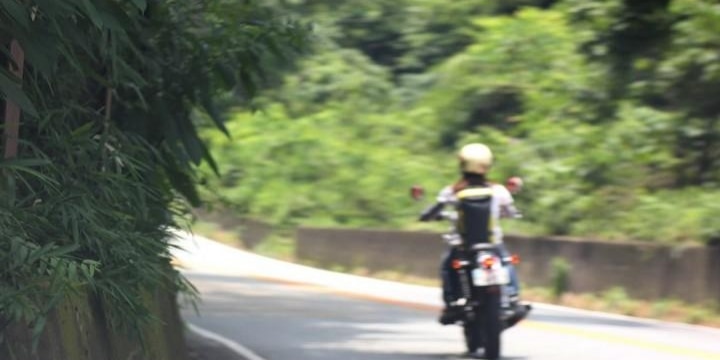 バイクで「好きな曲」を聴きた~い! 運転中に「イヤホン」で音楽を聴くのはOK?