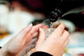 死亡事故にもつながる新歓「イッキ飲み」 周りで見過ごしたら犯罪か?