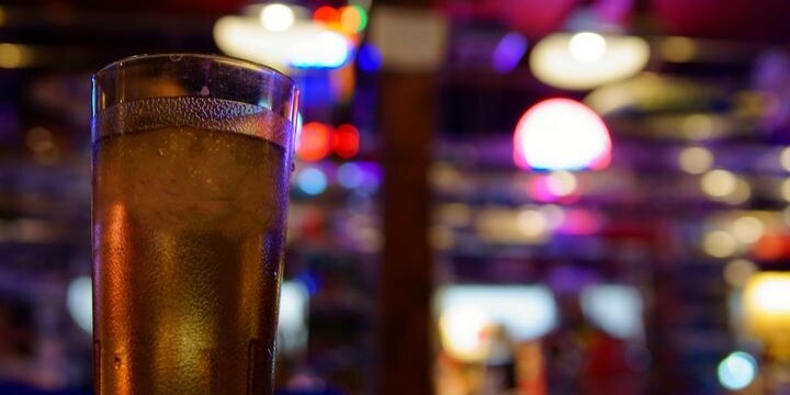 「ハプニングバー」で宮内庁職員を逮捕、なぜ「公然わいせつ」になったのか?