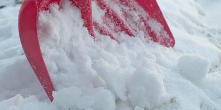 お隣さんの雪が「自宅前」に捨てられた・・・こんな「雪かき」はやめさせられる?