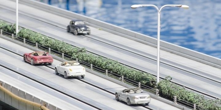 高速道路を「逆走」してバスに接触――運転手が「暴行容疑」で送検されたワケは?