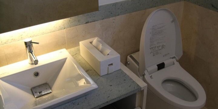 「公衆トイレで彼女としてみたい」アブノーマル男性の願望は「合法」なのか?