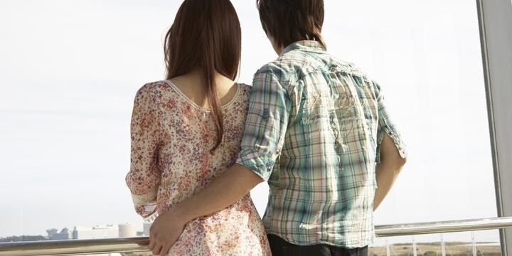 密着キス、下着丸見え――白昼の公園でエスカレートするカップルのイチャつきは違法?
