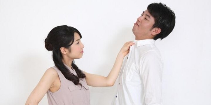 「ホワイトデーにお返しなし」怒った妻が夫の首をしめた!罪名は殺人未遂か、傷害か?