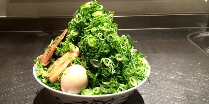 「ご自由にお取りください」ラーメン屋でネギを大量に食べたら「出禁」こんなのアリ?