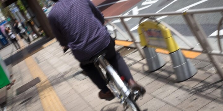 「チリンチリン!」歩行者をイラつかせる「自転車のベル」は道路交通法違反?