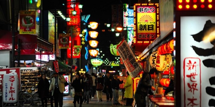 路地にテーブル並べて「深夜営業」する飲食店がうるさい! やめさせるための方法は?