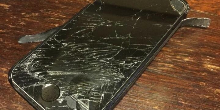 満員電車で人がぶつかり「スマホ」が落下して壊れた! 弁償させるためのポイント