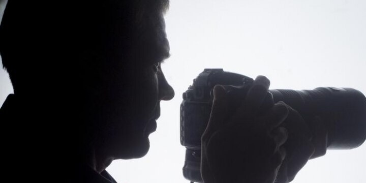 意識ない女性の服を脱がせて撮影・・・なぜ「準強制わいせつ罪」で逮捕されたのか?