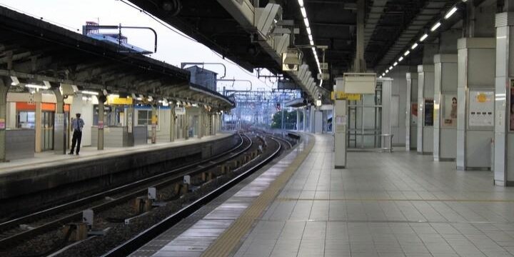 満員電車で後ろから吐かれてフードが悲惨な姿にーー弁償させることは可能か?