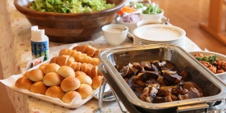 「食べ放題店」にタッパー持参して食材「持ち帰り」ーー勝手にやったら犯罪?
