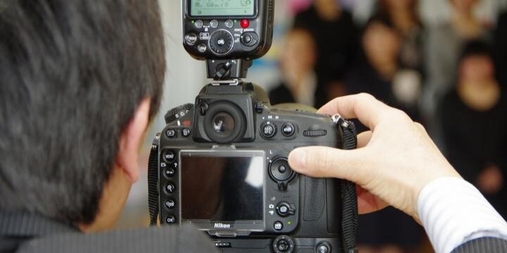 観光施設で撮影した入場客の「写真」 勝手に出口で販売ーー肖像権の侵害じゃないの?