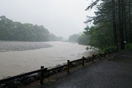 台風シーズンの「臨時休校」 どうやって決めているの?