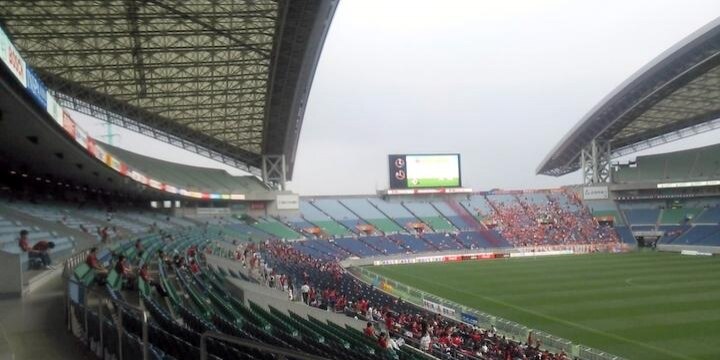 Jリーグ外国人選手に「人種差別的」投稿あいつぐ…どんな法的措置を取れる?