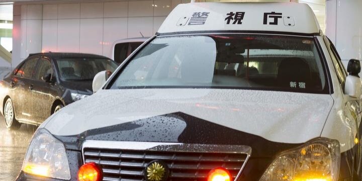 赤信号の交差点に進入した「パトカー」が車と衝突、過失の割合はどうなる?