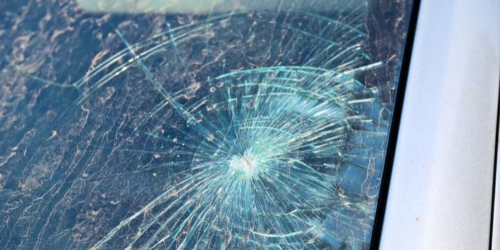 追い越し車の「飛び石」でマイカーのフロントガラスが割れた…修理代を請求できる?