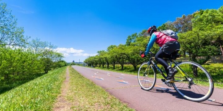 会社のサークルでツーリングしたら「熱中症」にかかり欠勤…「補償」はどうなる?