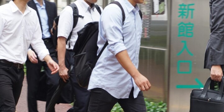 「ブラックバイト」初の裁判、学生「人生を大きく狂わされた」と訴える