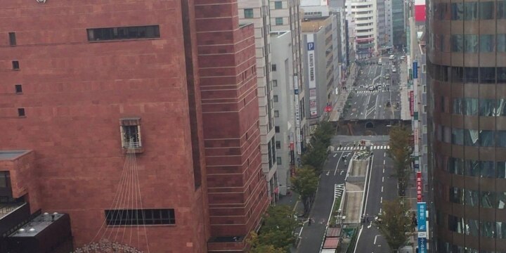 【博多駅前陥没】玄関前崩壊のセブンイレブンやシステム障害の銀行、補償はどうなる?