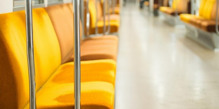 席残る 他人(ひと)のおもらし 尻寒し・・・電車内の悲劇、法的責任は?