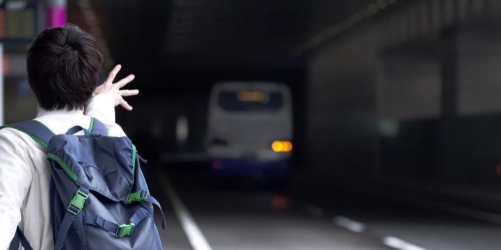 「高速バス」SA休憩で戻ってこない客を置き去りにして発車…問題ないのか?