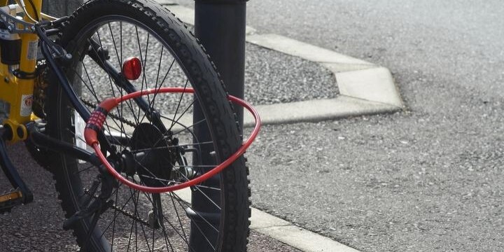 自宅敷地前の放置自転車をワイヤーロックで施錠…「迷惑駐輪」防ぐためでも違法?