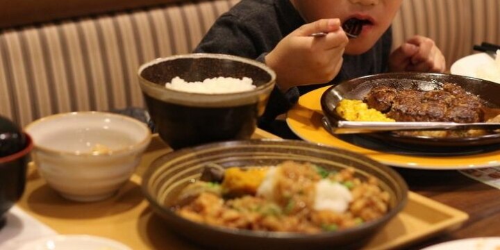 子連れ夫婦、2人分の料理を注文して「小学生の子ども」とシェア…そんなのアリ?