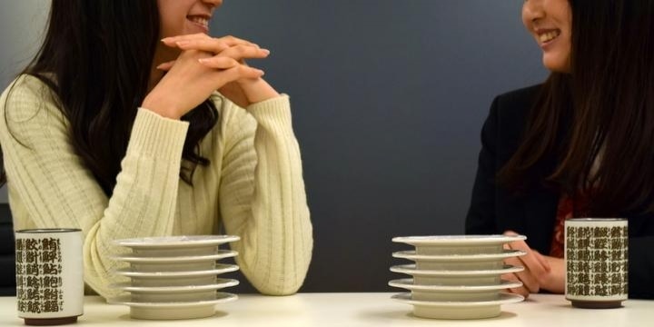 行列の「回転寿司」食べ終わった後も居座る女子大生たち…退店を求めることは可能?