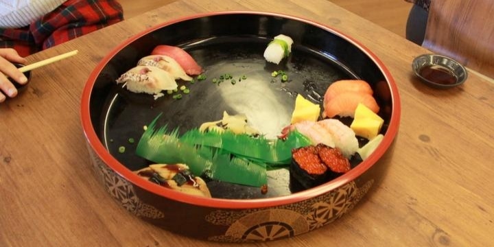 出前の「寿司桶」、洗わず返す客に有吉が激怒…洗う義務ってあるの?