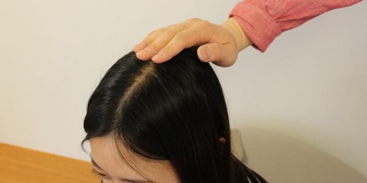 部下を慰めるため「頭ポンポン」したらセクハラ問題に発展…懲戒処分の可能性は?