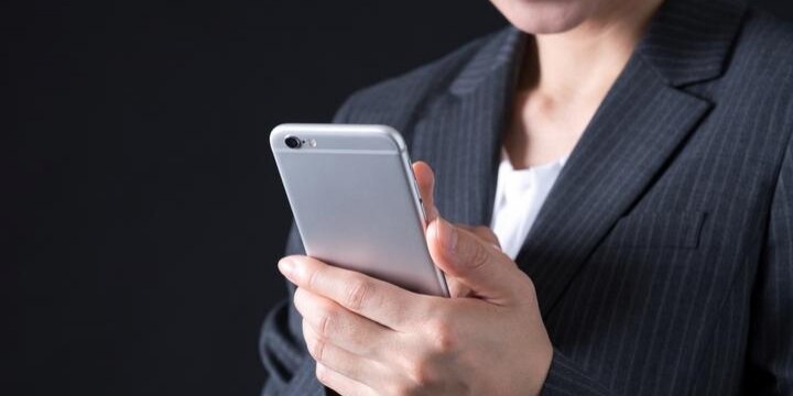 裁判官「スマホ見せて」法廷でウソの証言見破り無罪…虚偽証言の女性、罪に問われる?