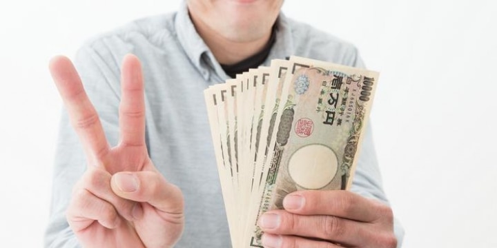 営業先の客から「家族旅行費に使って」と現金を渡された! 受け取る場合のリスクは?