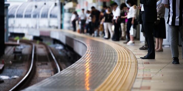 線路への立ち入り「逃走」相次ぐ…「痴漢」を疑われた場合、どう行動すべきか?