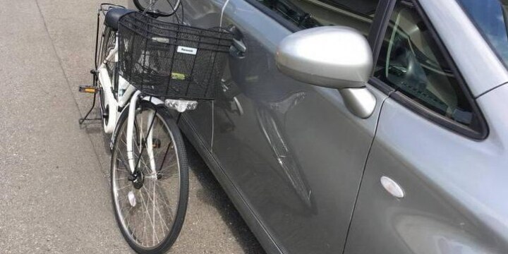 歩道に止めた自転車、風にあおられ停止中の車を傷つけた! 責任問題はどうなる?