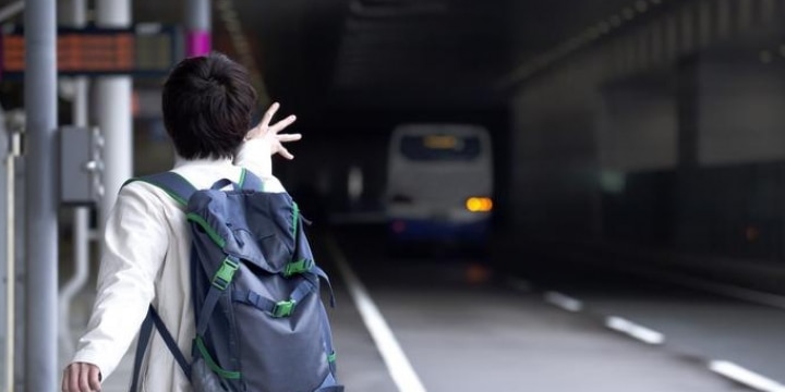 停留所でバスを待っていたのにそのまま通過された…損害賠償請求は可能か?