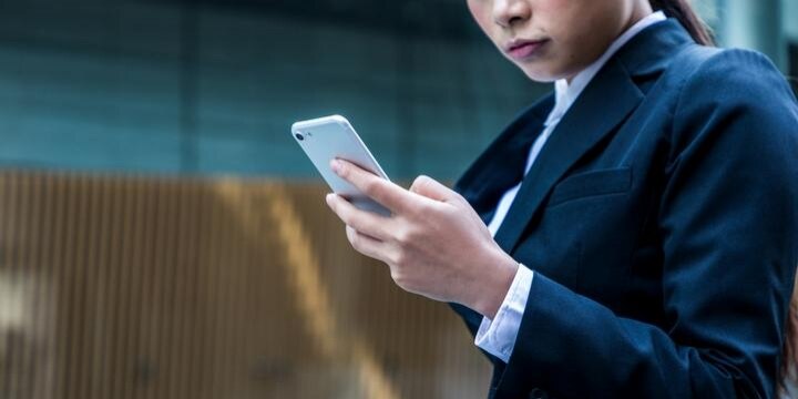「歩きスマホ」の新たなリスク! 「スマホ当たり屋」に遭ったらどう対処すべき?