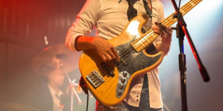 爆音にさらされ、難聴になる「ライブハウス」のスタッフ……労災認定の可能性は?