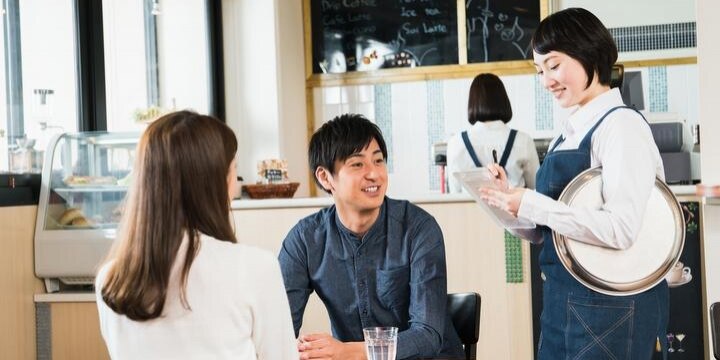 彼氏と一緒に入った喫茶店で「何も注文しません」「水ください」…迷惑客の法的問題