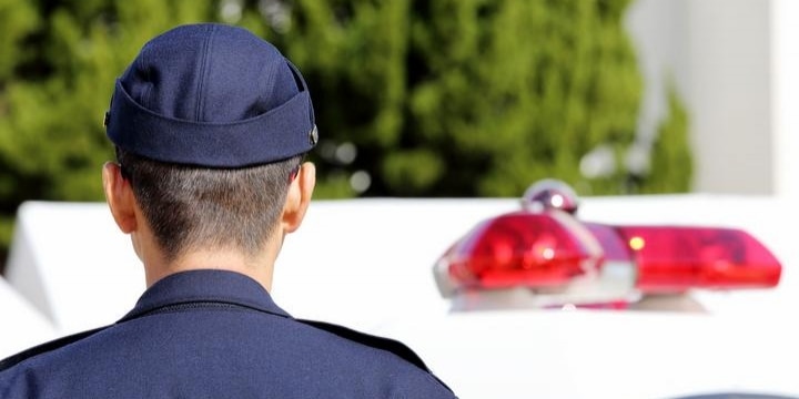 警察官「リュックの中身見せて」…職務質問、所持品検査にどこまで応じる義務がある?