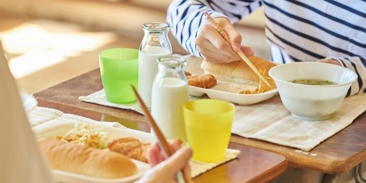 給食を全部食べさせる指導、「体罰」との境界線は? 岐阜の小学校で嘔吐相次ぐ