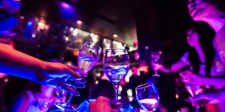 「胸を鷲掴みにされた」スポーツバー女性店員が客からセクハラ被害、罪に問える?