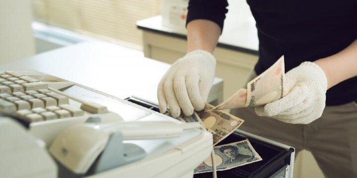 書店強盗、従業員の「自作自演」だった! 嘘の通報をしたら犯罪になる?